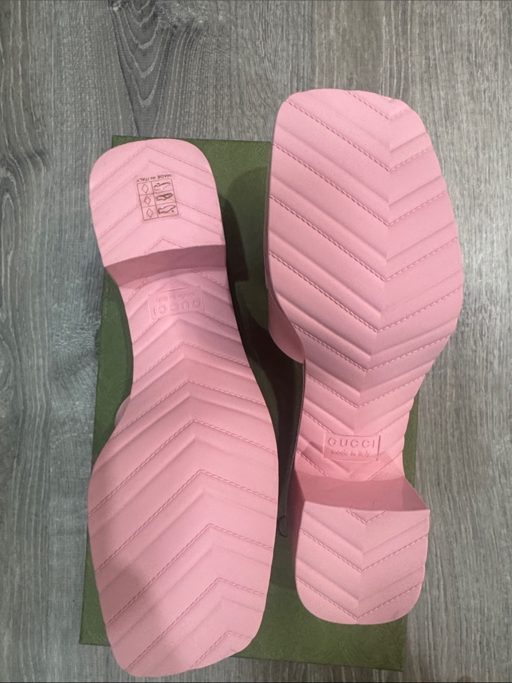 New Authentic Gucci Pink Embossed Logo Block Heel Slide Sandals - Picture 2 of 5
